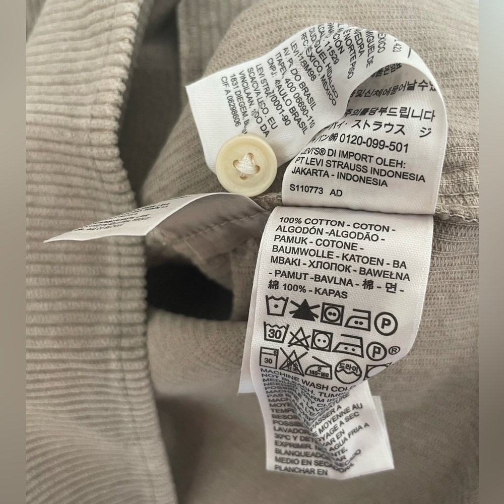 Levi’s relaxed fit button up (Multiple sizes) - Picture 12 of 16